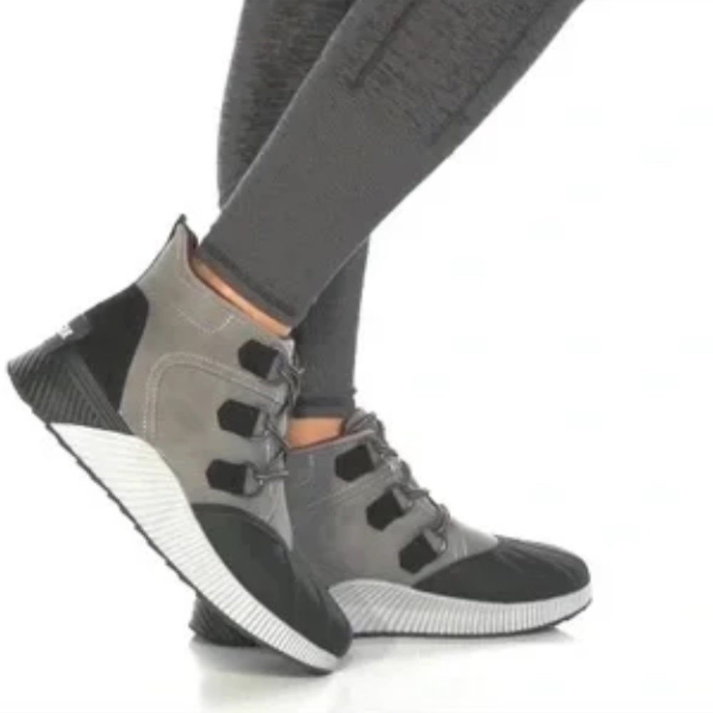 Tommy Hilfiger Jenko Waterproof Bootie Size 7M